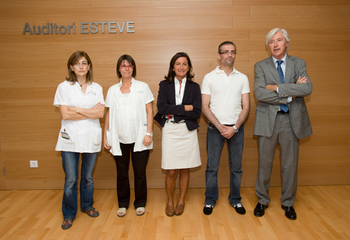 La Dra. Bravo, la Dra. Ricart, la Dra. Martínez, Àlex y el Dr. Lacy